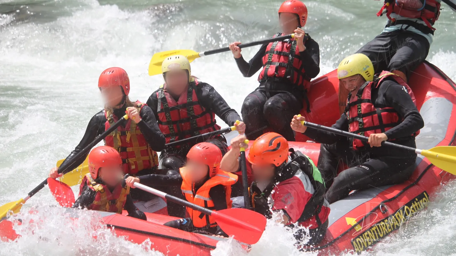 Rafting-Gruppe mitten in der Stromschnelle, jedes Gesicht vor der Ver&ouml;ffentlichung zur Pr&uuml;fung markiert.