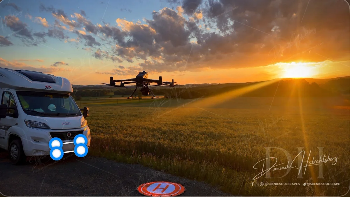 Campervan im Sonnenuntergang, das Kennzeichen zum Unkenntlichmachen markiert. Der Moment, bevor ein Anzeigenfoto &ouml;ffentlich wird.