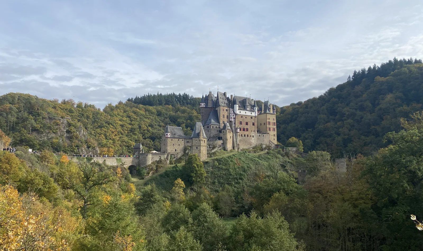 Burg Eltz &uuml;ber herbstlichem Wald, ein Reisefoto, bereit zum Verschicken.