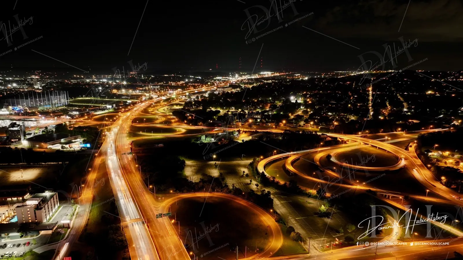 N&auml;chtliche Luftaufnahme leuchtender Autobahnkreuze, in der Ecke mit der Signatur des Fotografen versehen.